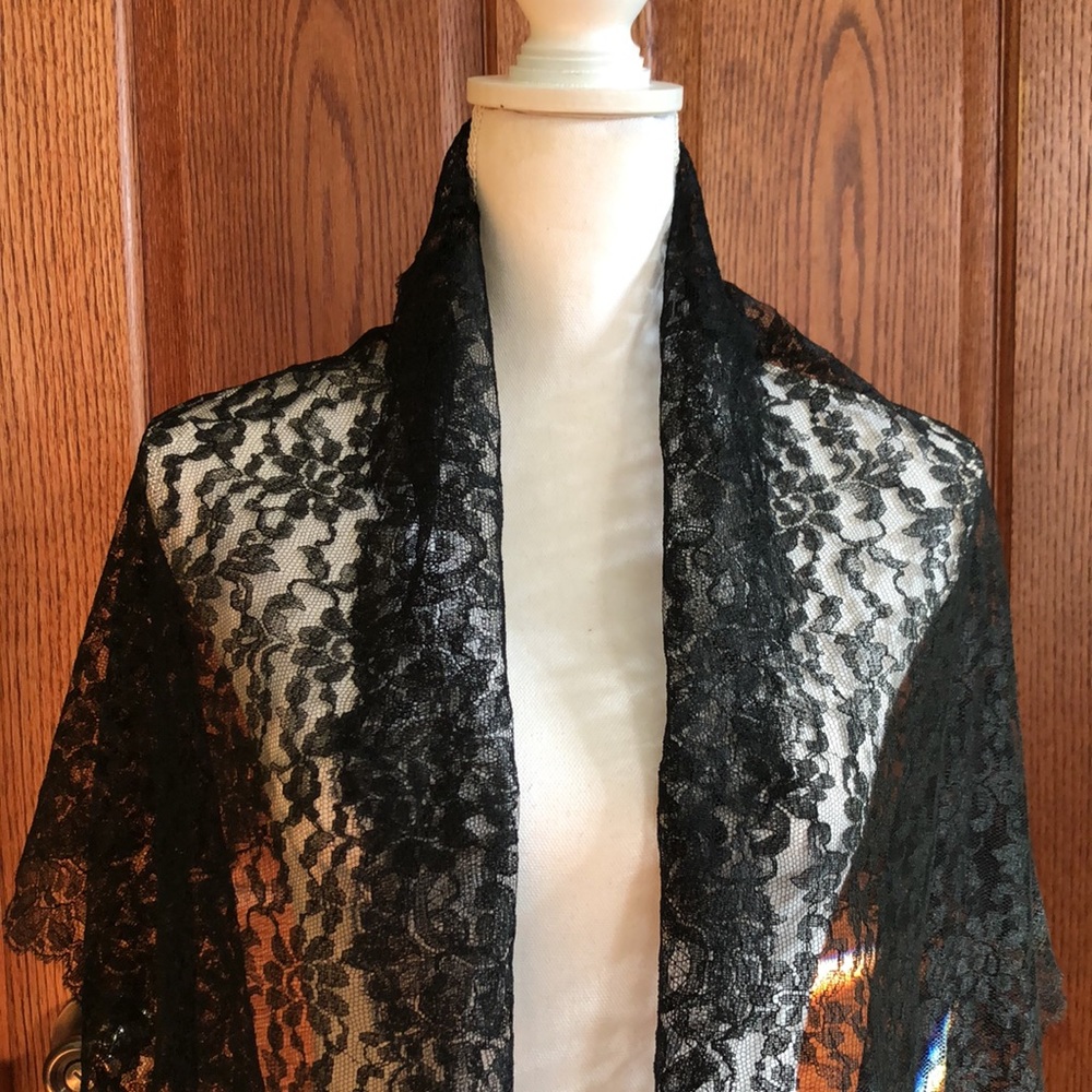 Vintage Lace Wrap w/Fringe - Picture 2 of 8